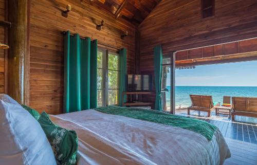 Postel nebo postele na pokoji v ubytování Koh Jum Ocean Beach Resort