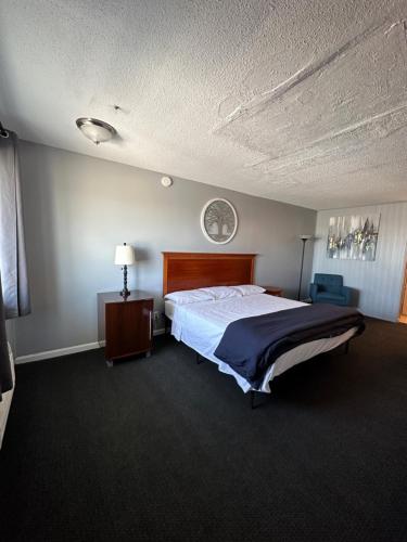 Postel nebo postele na pokoji v ubytování Paxton Inn Motel