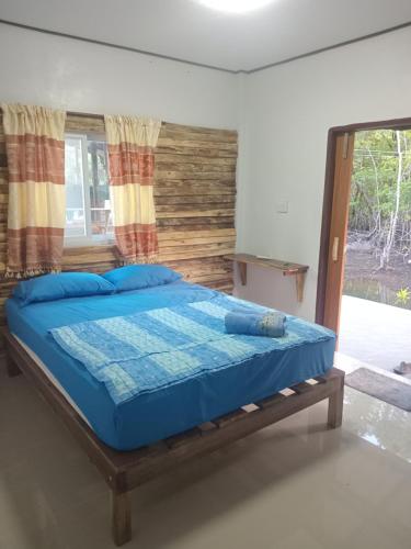 クッド島にあるChom Suan Farmstayのベッドルーム1室(ベッド1台付)