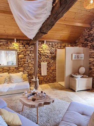 a living room with a couch and a table at Le Clos de la Tour in Sainte-Nathalène