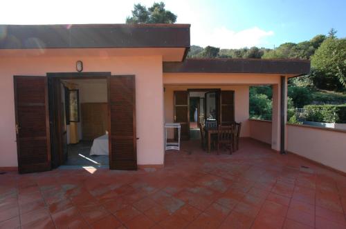 a house with a patio with a table and chairs at Residence Arcipelago in Nisporto