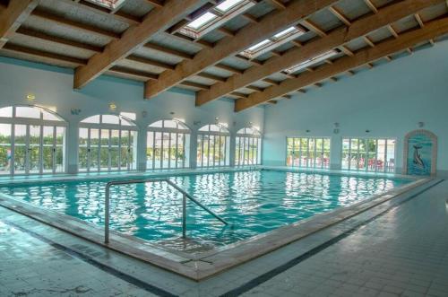 Oasis park 2 bedroom top floor Apartment AT72