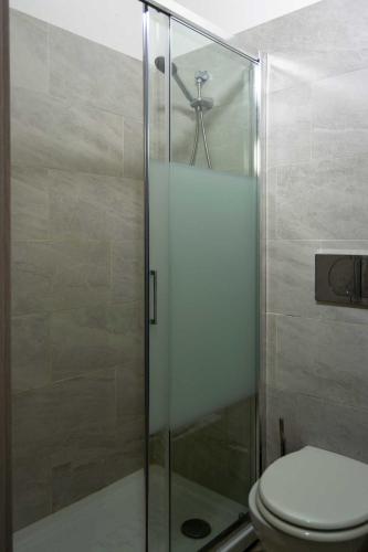 een douchecabine met een toilet in de badkamer bij Affittacamere Limin in Busto Arsizio