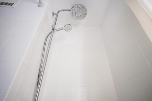 y baño con ducha con cabezal de ducha. en HOMEFY STUDIO HEAVEN - SELF CHECK-in - PARKING LOT - ELEVATOR, en Essen