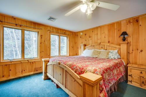 威爾明頓的住宿－Secluded Wilmington Retreat about 4 Mi to Mount Snow，卧室配有木墙和窗户。