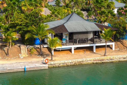 ein Haus am Ufer eines Gewässers in der Unterkunft Villa de Agua 7 in Waterlands Village in Kralendijk