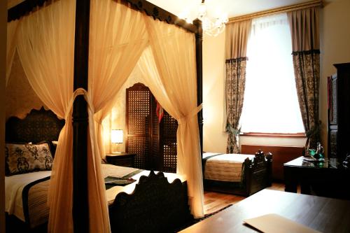 Postel nebo postele na pokoji v ubytování İsa Begov Hamam Hotel