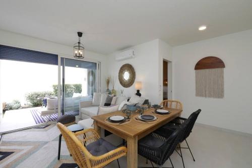 Stylish 2BR Apt w- Pool & Gym, Steps To Ria Formosa