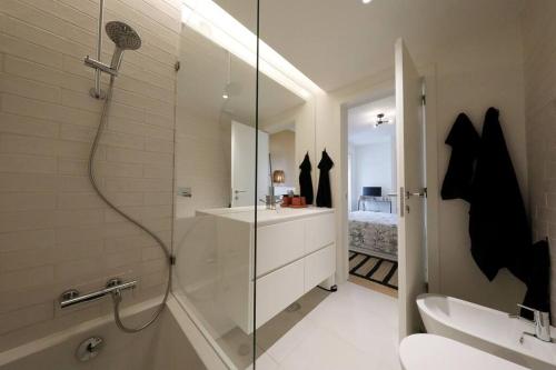 Stylish 2BR Apt w- Pool & Gym, Steps To Ria Formosa