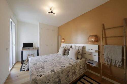 Stylish 2BR Apt w- Pool & Gym, Steps To Ria Formosa