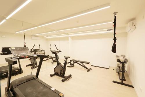 Stylish 2BR Apt w- Pool & Gym, Steps To Ria Formosa