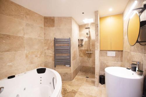 Studio avec jacuzzi dans le 10e