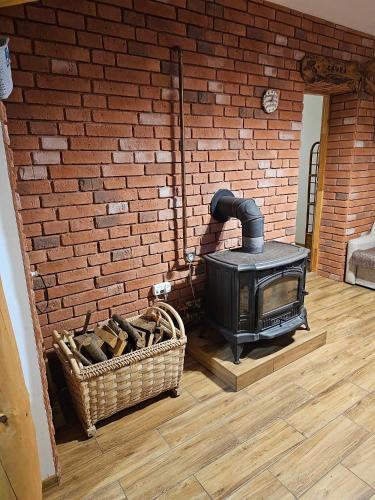a brick wall with a stove and a basket at Serce Beskidu Niskiego Myscowa in Krempna
