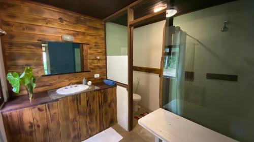 a bathroom with a sink and a mirror at Pousada Sítio Itaúna in Penedo