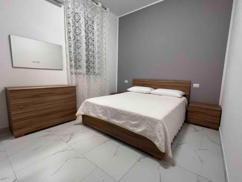 1 dormitorio con 1 cama con 2 mesitas de noche y sofá cama en Era apartments posizione Milano-Bergamo-Monza, en Caponago