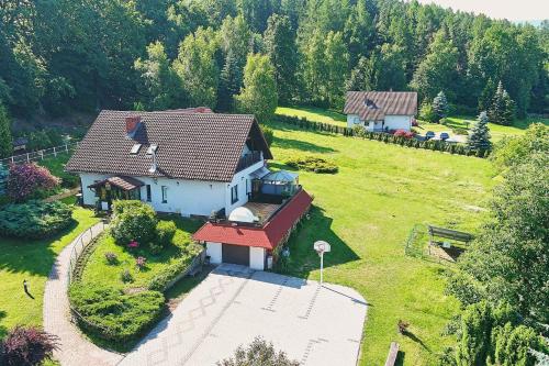 une vue aérienne sur une maison dans un champ dans l'établissement Willa Pod Brzeźnikiem, à Bukowiec