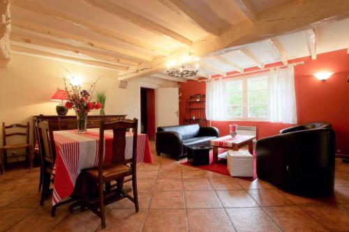 un soggiorno con tavolo e divano di Maison "harotcheta" a Saint-Pée-sur-Nivelle