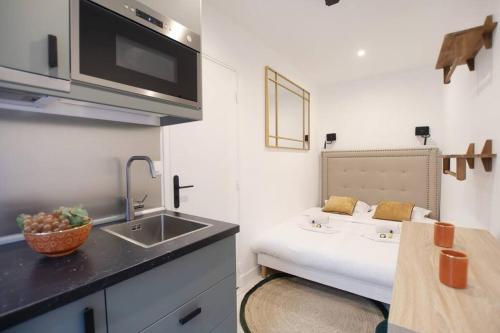 - une cuisine avec évier et un lit dans une chambre dans l'établissement Luxury Suite w/ Jacuzzi - Rex / Montorgueil, à Paris