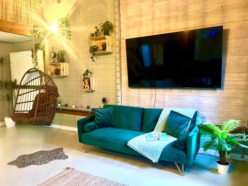 Televisyen dan/atau pusat hiburan di Jungle style lodge with jacuzzi ,sauna and garden near Amsterdam