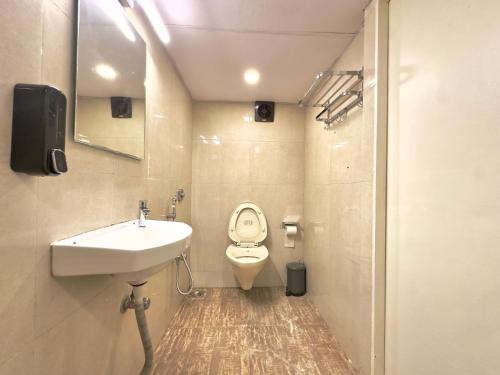 Bilik mandi di Locomo Hostel Express - Stay Work Eat