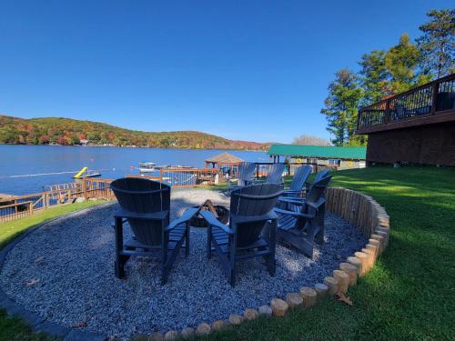 un gruppo di sedie sedute attorno a un tavolo vicino all'acqua di Dayspring Cottages a Emsdale