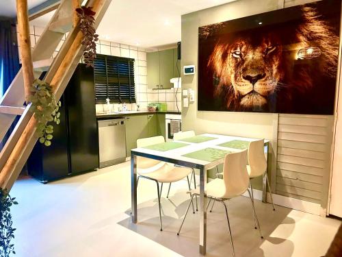 Dapur atau dapur kecil di Jungle style lodge with jacuzzi ,sauna and garden near Amsterdam