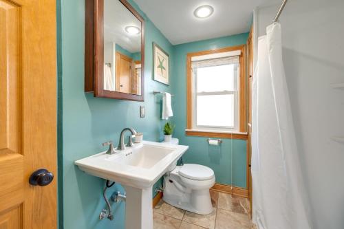 ein Badezimmer mit einem weißen Waschbecken und einem WC in der Unterkunft Charming Ames Home 1 Mi to Iowa State University! in Ames