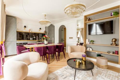 sala de estar con sillas de color púrpura y mesa en Luxury 3 Bedroom & 3 Bathroom - Champs Elysees & Louvre en París
