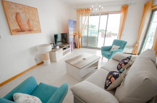 Svetainės erdvė apgyvendinimo įstaigoje Luxury Penthouse Apartment, Superb sea view 1 Bedroom, Verandas do Mar AT02