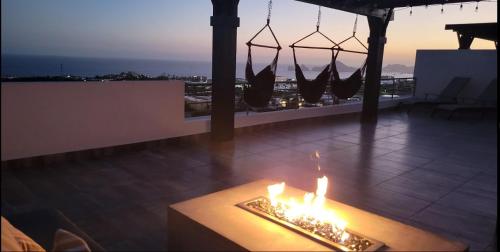 une table avec une bougie sur le toit dans l'établissement Casa Sola Penthouse, à Cabo San Lucas