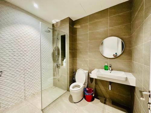 uma casa de banho com um WC, um lavatório e um chuveiro em Quill Residence By KLCC em Kuala Lumpur