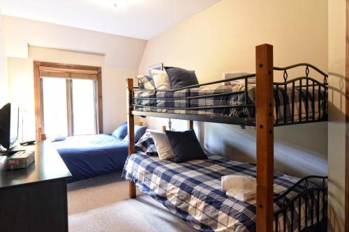 Katil dua tingkat atau katil-katil dua tingkat dalam bilik di Manoirs A - Mont-Tremblant