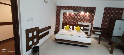 a model of a bedroom with a bed and a mirror at Suite Rooms Bellandhuru in Bangalore