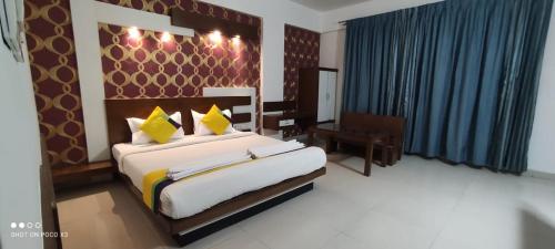 Suite Rooms Bellandhuru tesisinde bir odada yatak veya yataklar