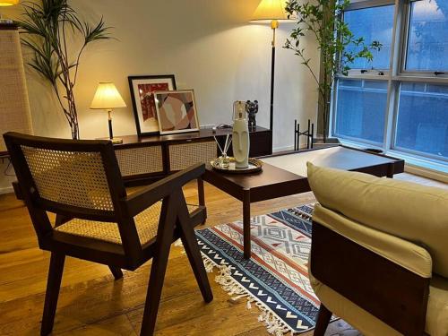 sala de estar con mesa y silla en Sydney CBD 2B1B Sussex Cozy Stay en Sídney