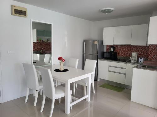 Kuchyň nebo kuchyňský kout v ubytování Grand Beach Condo A207