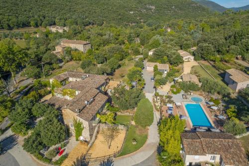 una vista aérea de una casa con piscina en Logis Hôtel Restaurant Le Pradinas en Anduze