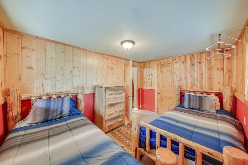Cama o camas de una habitación en The Lodge in Trout Creek Less Than 1 Mile to Reservoir!