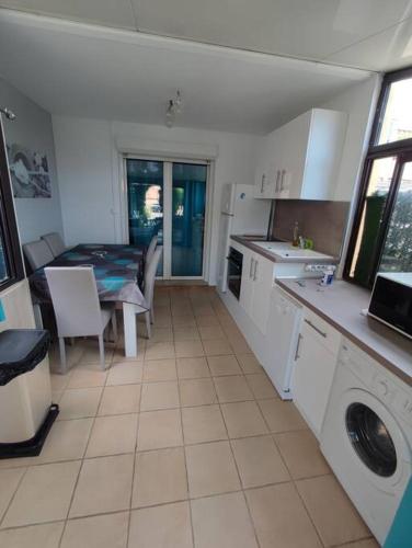 une cuisine avec une table et une salle à manger dans l'établissement superbe appartement proche du port et de la plage., à La Londe-les-Maures