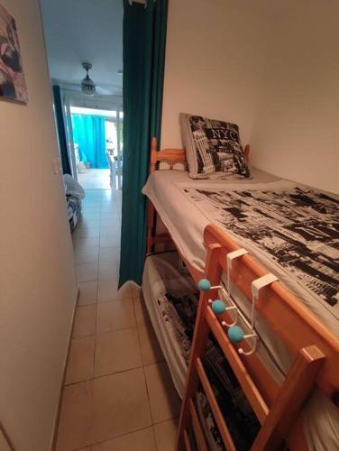 1 dormitorio con 1 cama con marco de madera en superbe appartement proche du port et de la plage., en La Londe-les-Maures