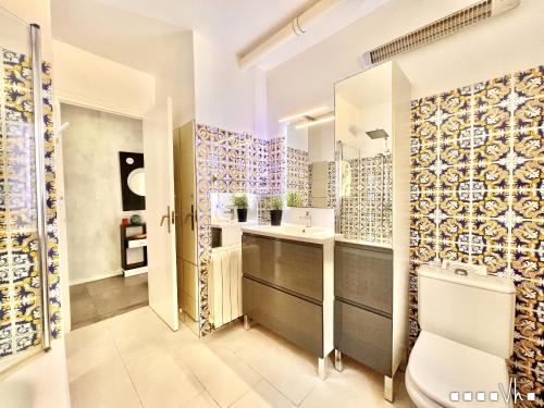 ベニッサにあるVH CostaBlanca - VANILLAのバスルーム(トイレ、洗面台、鏡付)