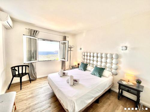 ベニッサにあるVH CostaBlanca - VANILLAのベッドルーム(大型ベッド1台、窓付)