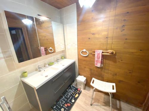 Koupelna v ubytování Maison de campagne à Camps-sur-l'Agly avec vue sur lac