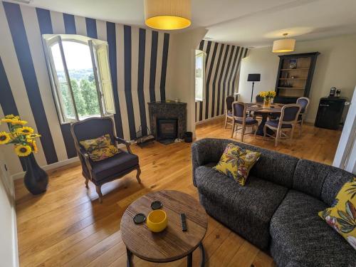 - un salon avec un canapé et une table dans l'établissement Villa Morton - Domaine du Grand Tourmalet Pic du Midi, à Bagnères-de-Bigorre