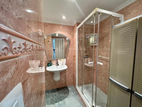 VER5 - 5th-Floor Studio with Sea-View Terrace and Pool - AC, 5 min Walk to the Centre