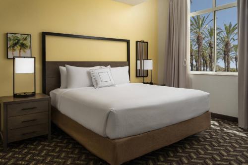 sypialnia z dużym łóżkiem i dużym oknem w obiekcie Residence Inn by Marriott Anaheim Resort Area/Garden Grove w mieście Anaheim