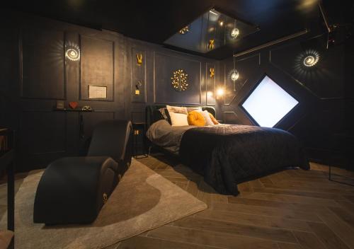 um quarto com uma cama num quarto com uma janela em Le Refuge Bleu em Famars