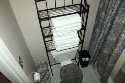 un toallero en el baño con una pila de toallas en UrbanEscape 2.0, en Fayetteville