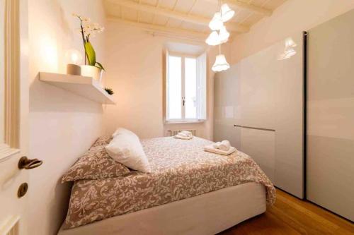- une petite chambre avec un lit et une fenêtre dans l'établissement Casa Cecilia Roma, à Rome