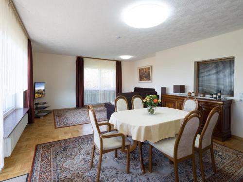 uma sala de jantar com mesa e cadeiras em Ferienwohnung Haus Nahetal em Gonnesweiler